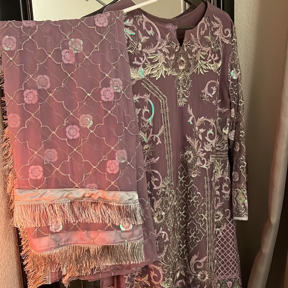 Pakistani outfit with pants and dupatta - Picture 4 of 6